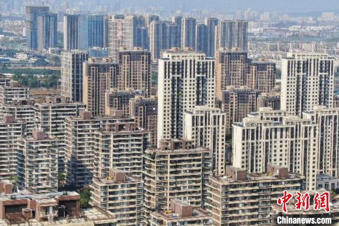 房地產(chǎn)行業(yè)作為特殊的商品銷售業(yè)，受疫情影響，一些企業(yè)資金回籠困難，亟待金融和稅務(wù)部門的政策支持。　泱波 攝