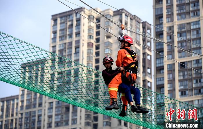 新消防員進(jìn)行T型救援操展示?！⒅铱?攝