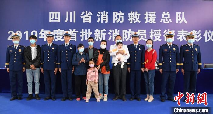 3名新消防員與親人現(xiàn)場(chǎng)見(jiàn)證授銜儀式?！⒅铱?攝