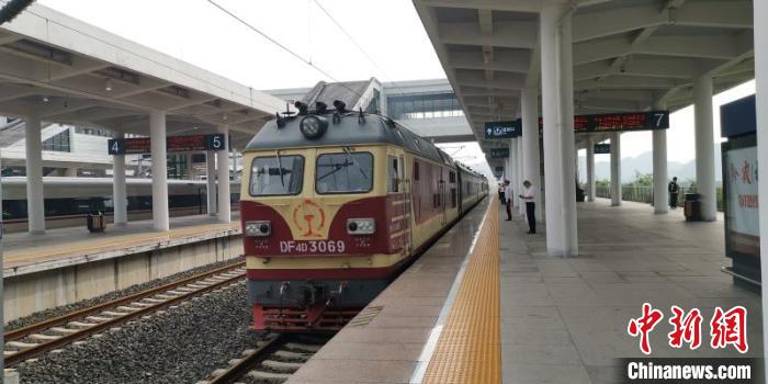 貴州省首條城際高速鐵路——安六鐵路開始聯(lián)調(diào)聯(lián)試。中國鐵路成都局集團公司供圖