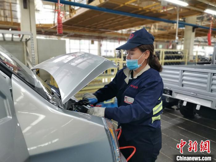 在滿(mǎn)足國(guó)外市場(chǎng)供應(yīng)的同時(shí)，成功汽車(chē)也緊盯國(guó)內(nèi)市場(chǎng)，拓渠道保銷(xiāo)量。　高飛 攝