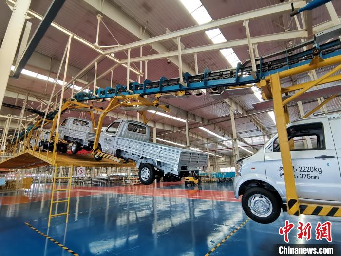 成功汽車(chē)是山西省重點(diǎn)轉(zhuǎn)型項(xiàng)目，擁有國(guó)內(nèi)先進(jìn)的零部件、發(fā)動(dòng)機(jī)整機(jī)自動(dòng)裝配和發(fā)動(dòng)機(jī)生產(chǎn)線、實(shí)驗(yàn)線，還有國(guó)際一流的工業(yè)機(jī)器人?！「唢w 攝