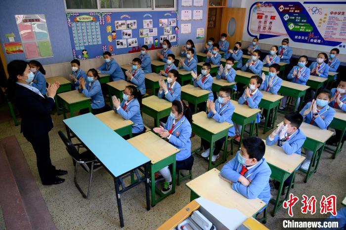 學(xué)校是人群密集場(chǎng)所，山西省疫情防控工作領(lǐng)導(dǎo)小組要求，要周密閉環(huán)做好疫情防控?！№f亮 攝