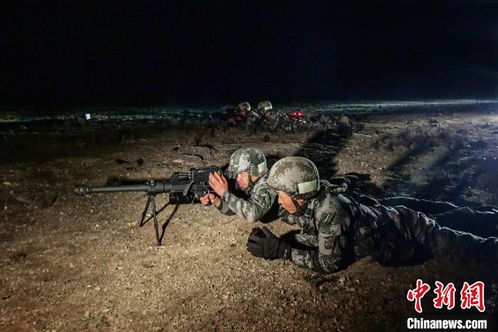 夜間狙擊手摧毀敵探照燈。　蒲津 攝