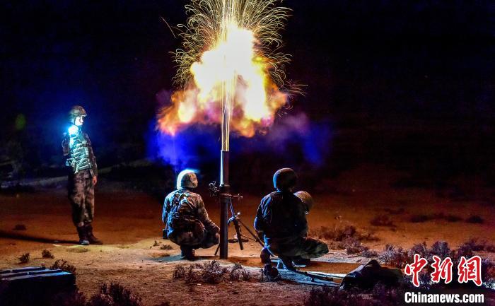 演練中偵察兵在夜間利用迫擊炮摧毀敵輕型裝甲?！」鶘|東 攝