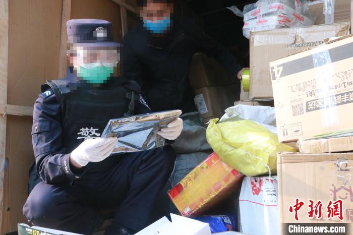 圖為勐康邊檢站民警在對快遞運(yùn)輸車輛進(jìn)行例行檢查?！钐?攝