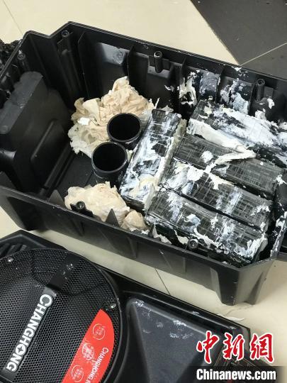 圖為臨滄邊境管理支隊(duì)從音響中查獲毒品?！⒂狼?攝