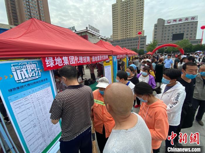 一些知名企業(yè)展臺前，投遞簡歷、咨詢就業(yè)的人絡(luò)繹不絕?！∏愊?攝