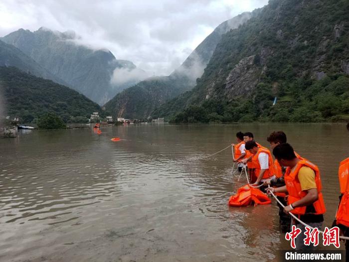 救援人員正在全力營救被困群眾。　丹巴宣提供 攝