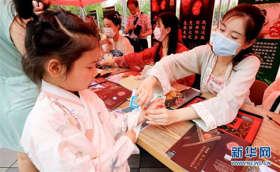 (新華全媒頭條·圖文互動)(7)線上線下消費升溫 文旅活動邁上“云端”——端午假期透視我國經(jīng)濟高質(zhì)量發(fā)展新動力