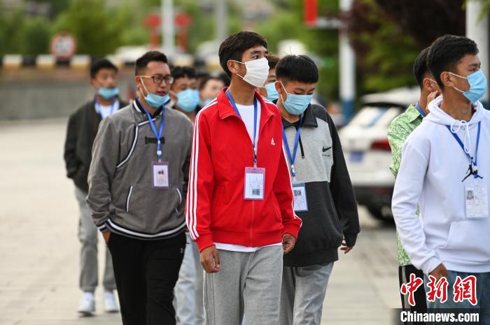 7月7日，考生在拉薩三高考點(diǎn)外有序排隊(duì)，等待進(jìn)入考場(chǎng)?！『闻罾?攝