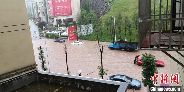 圖為重慶萬(wàn)州城區(qū)積水嚴(yán)重?！≈貞c萬(wàn)州區(qū)委宣傳部供圖 攝