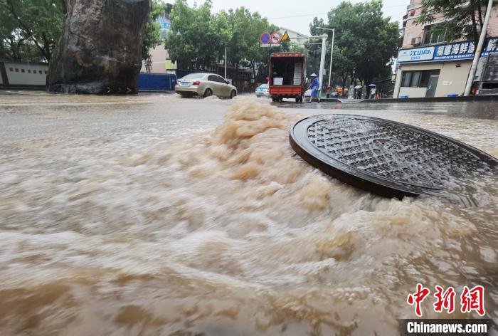 圖為重慶萬(wàn)州城區(qū)積水嚴(yán)重?！≈貞c萬(wàn)州區(qū)委宣傳部供圖 攝