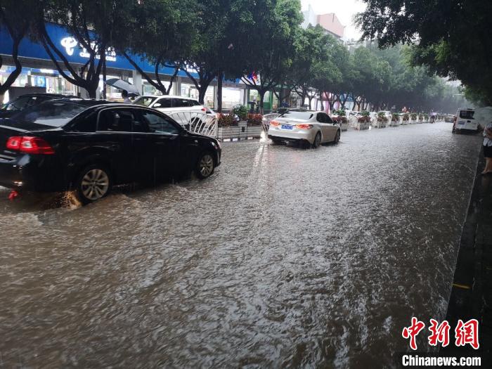 圖為重慶萬(wàn)州城區(qū)積水嚴(yán)重?！≈貞c萬(wàn)州區(qū)委宣傳部供圖 攝