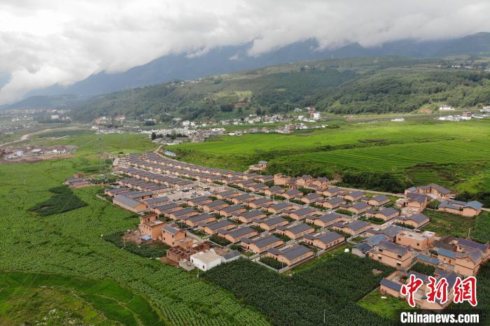 甲甲溝村新建農(nóng)房掩映在農(nóng)作之間。　張浪 攝