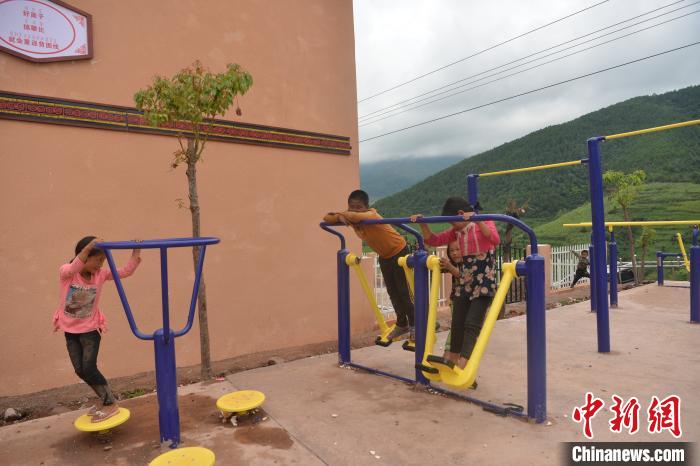 甲甲溝村里玩耍的孩子?！埨?攝