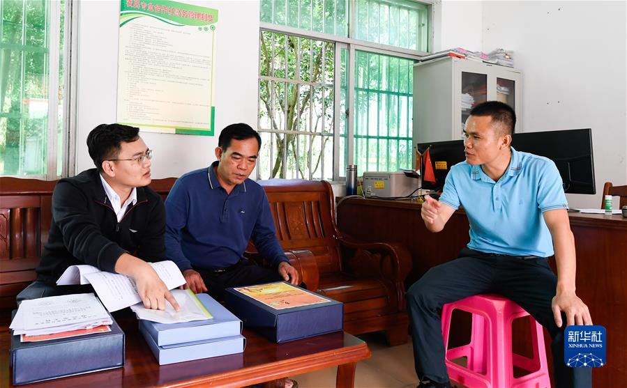 (新華全媒頭條·圖文互動(dòng))(3)堅(jiān)定執(zhí)著打好黨風(fēng)廉政建設(shè)和反腐敗斗爭(zhēng)攻堅(jiān)戰(zhàn)持久戰(zhàn)——從十九屆中央紀(jì)委六次全會(huì)看全面從嚴(yán)治黨向縱深推進(jìn)