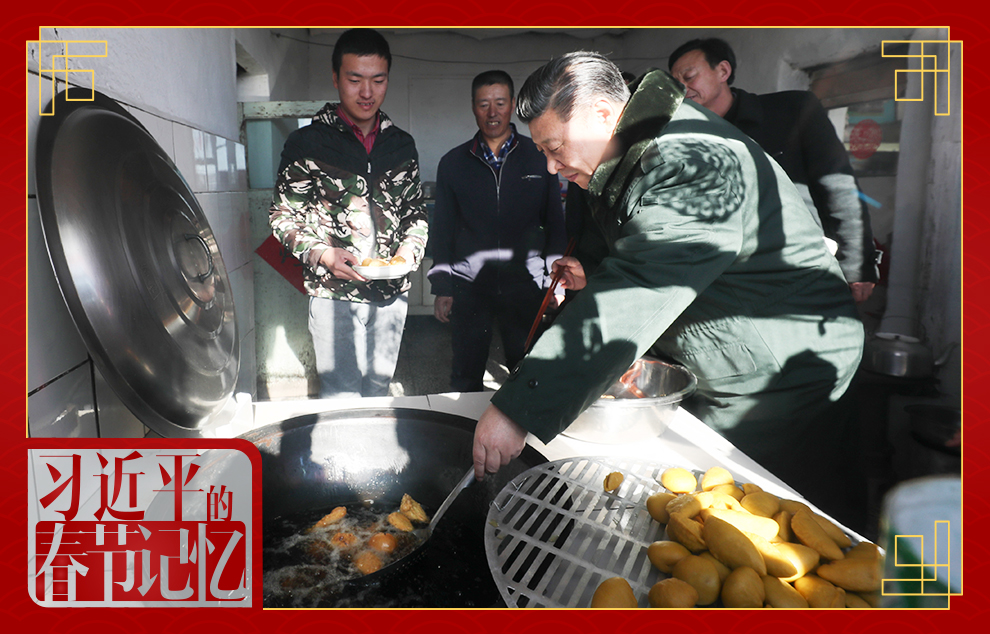 2017年1月24日，習(xí)近平總書記在河北省張家口市張北縣小二臺(tái)鎮(zhèn)德勝村村民徐學(xué)海家炸年糕。