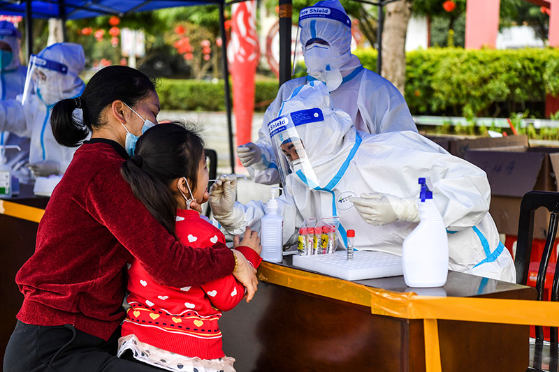 2022年2月16日，在廣西百色市德?？h，醫(yī)務(wù)人員在做核酸采樣。