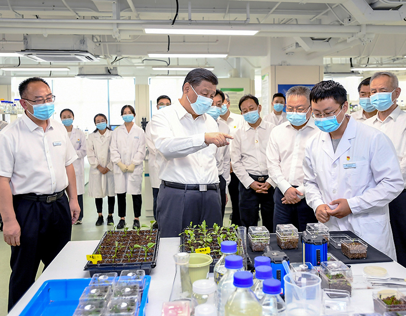 2022年4月10日至13日，中共中央總書記、國家主席、中央軍委主席習近平在海南考察。這是10日下午，習近平在位于三亞市崖州灣科技城的崖州灣種子實驗室考察。