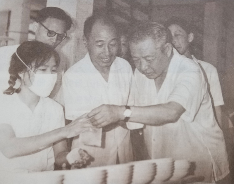 習(xí)仲勛在廣東積極探索國(guó)有企業(yè)改革的路子，支持并推廣“清遠(yuǎn)經(jīng)驗(yàn)”，擴(kuò)大企業(yè)自主權(quán)，提高企業(yè)生產(chǎn)效率。圖為習(xí)仲勛考察企業(yè)，了解企業(yè)生產(chǎn)和改革情況。