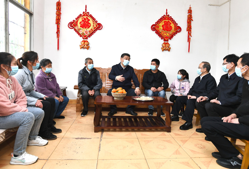 2021年4月25日上午，習近平在廣西壯族自治區(qū)桂林市全州縣才灣鎮(zhèn)毛竹山村村民王德利家中看望，同一家人圍坐在一起聊家常。