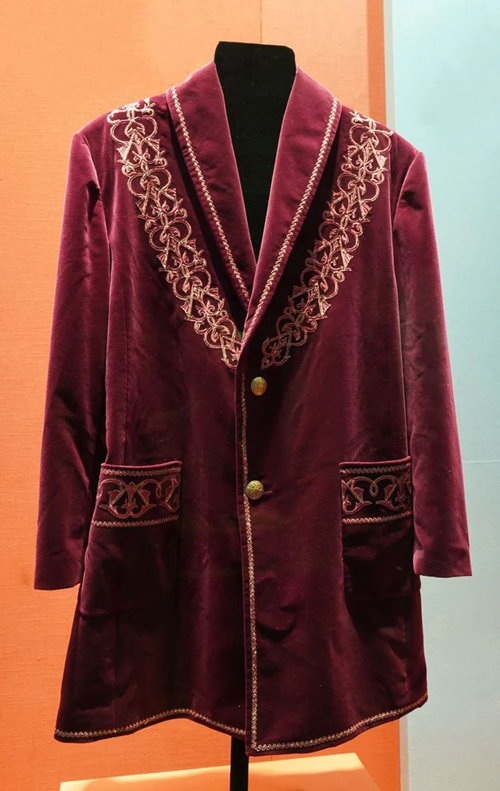 2013年9月，時(shí)任哈薩克斯坦總統(tǒng)納扎爾巴耶夫贈送習(xí)近平主席的哈薩克斯坦民族服裝。