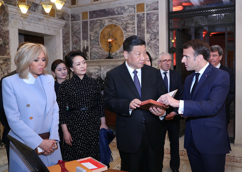 2019年3月24日，習(xí)近平在法國尼斯會(huì)見法國總統(tǒng)馬克龍。會(huì)見前，馬克龍向習(xí)近平贈(zèng)送1688年法國出版的首部《論語導(dǎo)讀》法文版原著。