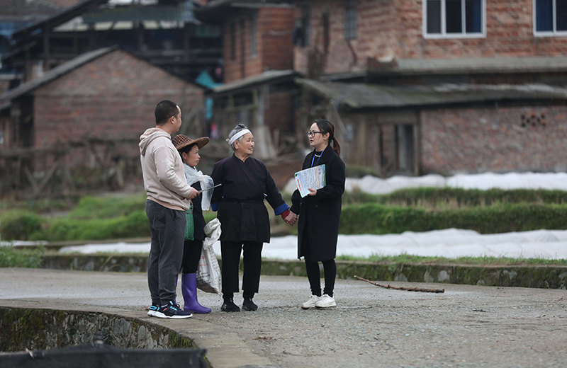 2022年3月24日，在廣西柳州市三江侗族自治縣良口鄉(xiāng)南寨村，紀(jì)檢監(jiān)察干部（右一、左一）在了解惠農(nóng)政策落實(shí)情況。