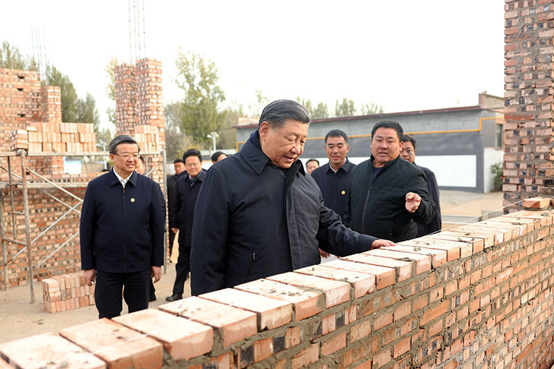 2023年11月10日，習(xí)近平總書記在河北保定涿州市刁窩鎮(zhèn)萬(wàn)全莊村房屋重建施工現(xiàn)場(chǎng)考察。