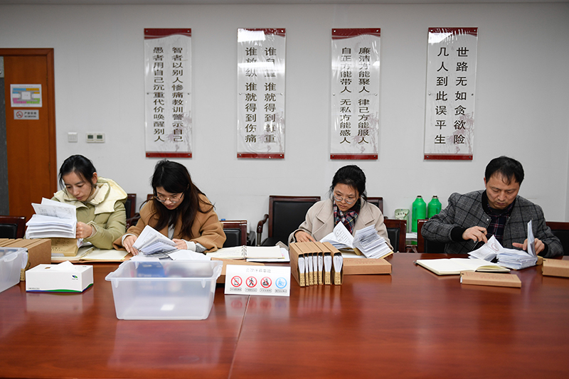 2020年1月8日，浙江寧波市北侖區(qū)紀(jì)委工作人員在檢查北侖區(qū)大數(shù)據(jù)發(fā)展管理中心2019年的公款消費(fèi)票據(jù)，查找是否存在違規(guī)問題。