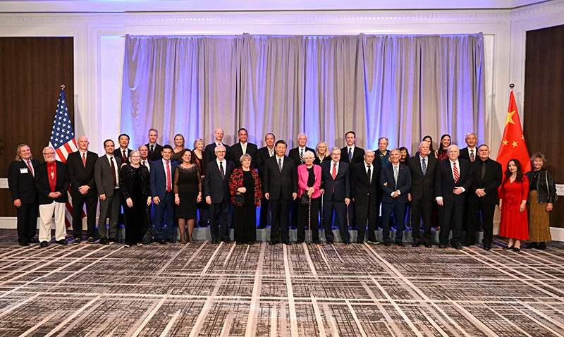 這是美國友好團體聯合歡迎宴會開始前，習近平主席會見飛虎隊和史迪威將軍后人、鼓嶺、艾奧瓦州、華盛頓州等方面友好人士代表，同他們親切交談并合影留念。