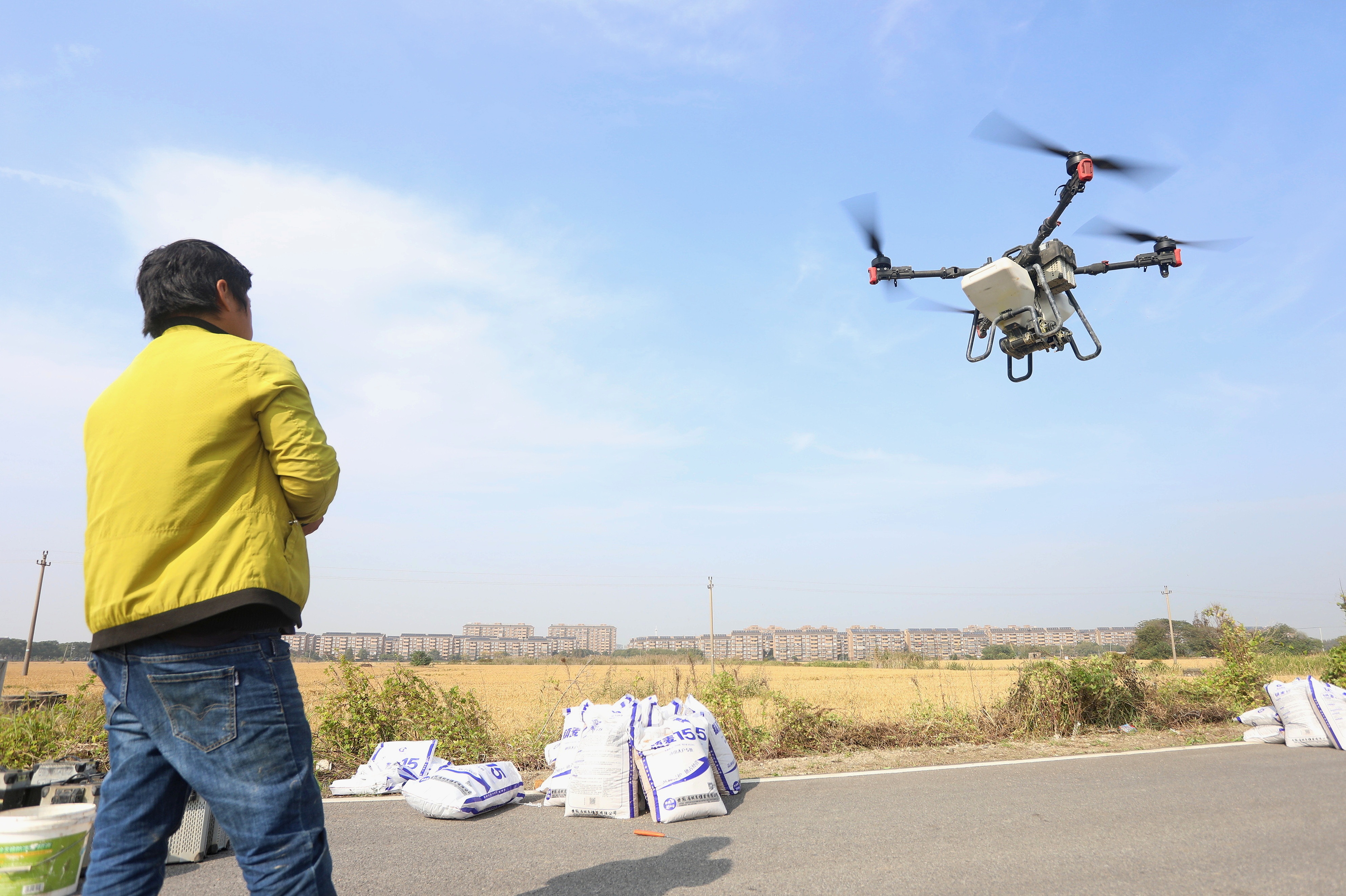 2023年11月15日，浙江嘉興，南湖區(qū)七星街道一處農(nóng)田里，農(nóng)民操縱無人機進(jìn)行冬小麥飛播。