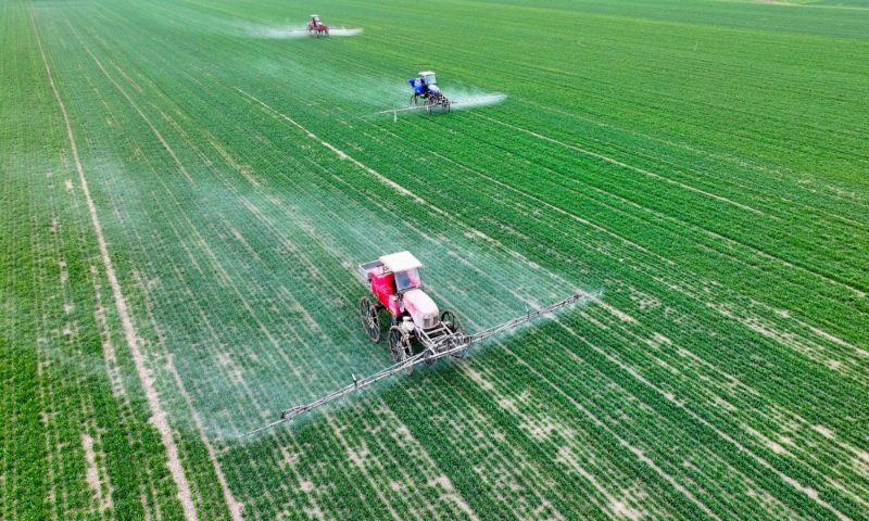 2024年2月18日，安徽省亳州市，利辛縣紀(jì)王場鄉(xiāng)孫老家村麥田，農(nóng)民駕駛自走式高桿噴霧機對小麥進(jìn)行噴藥作業(yè)。