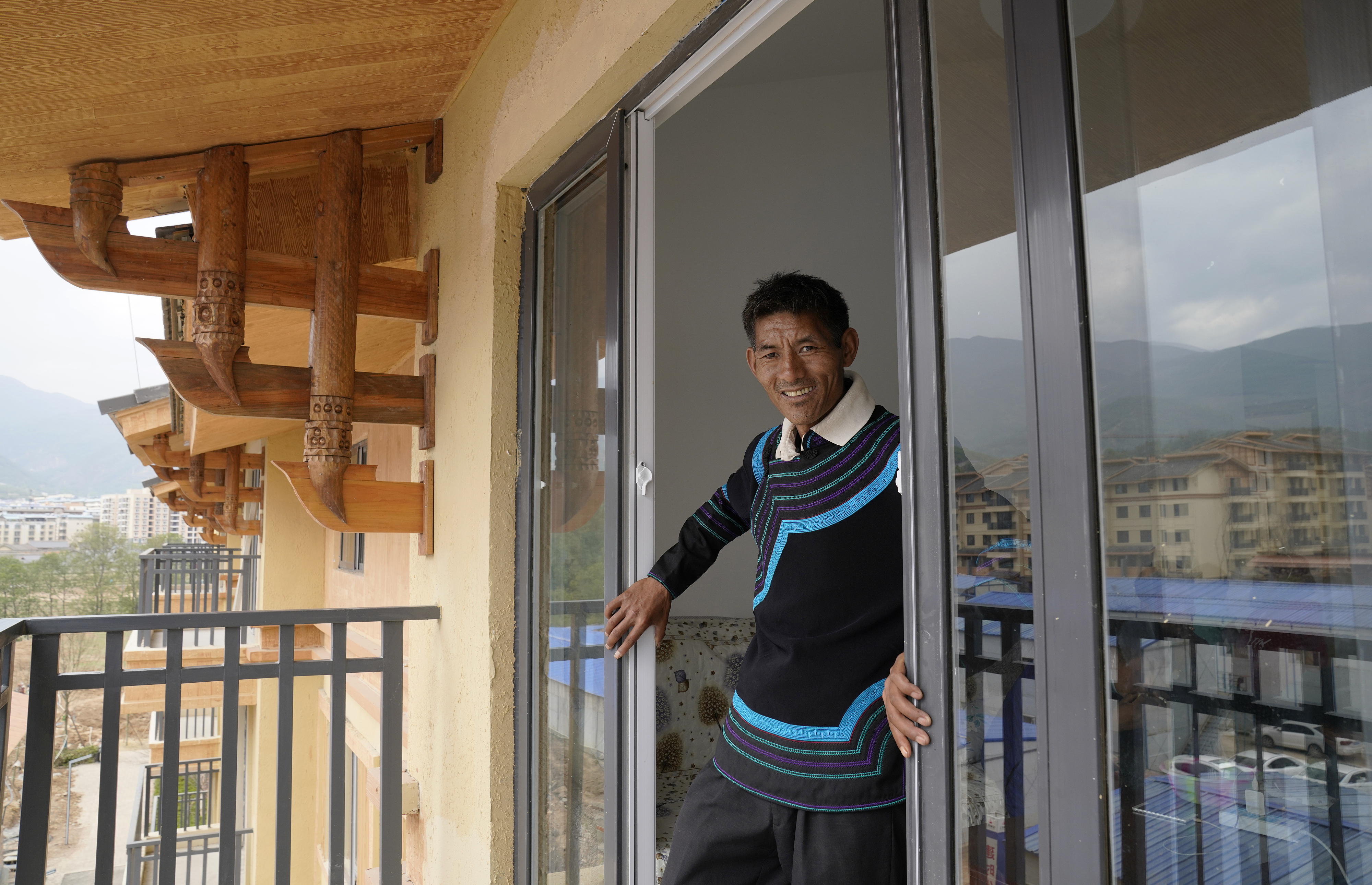 2020年5月14日，四川涼山彝族自治州昭覺縣，“懸崖村”村村民某色伍哈入住新房。